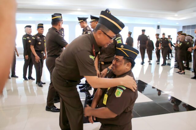 Takdir Menembus Batas, Kajati Sulteng Anugerahkan Kenaikan Pangkat
