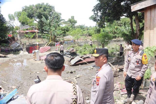 Peduli Warga Terdampak Banjir, Kapolda Sulteng Salurkan Sembako di Donggala