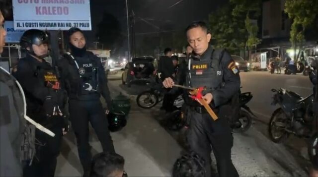 Nekat Bawa Senjata Tajam Tengah Malam, Dua Pengendara Motor Diciduk Polisi