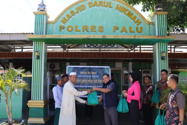 Tebar Kebaikan di Bulan Suci Ramadhan, Ditressiber Polda Sulteng Bagikan Sembako dan Takjil ke Masyarakat