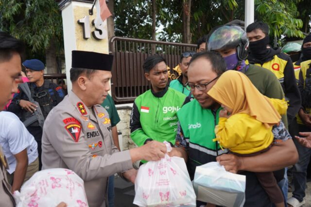 Polri Hadir di Tengah Masyarakat, Kapolda Sulteng dan Bhayangkari Berbagi Takjil untuk Pengguna jalan dan Ojol